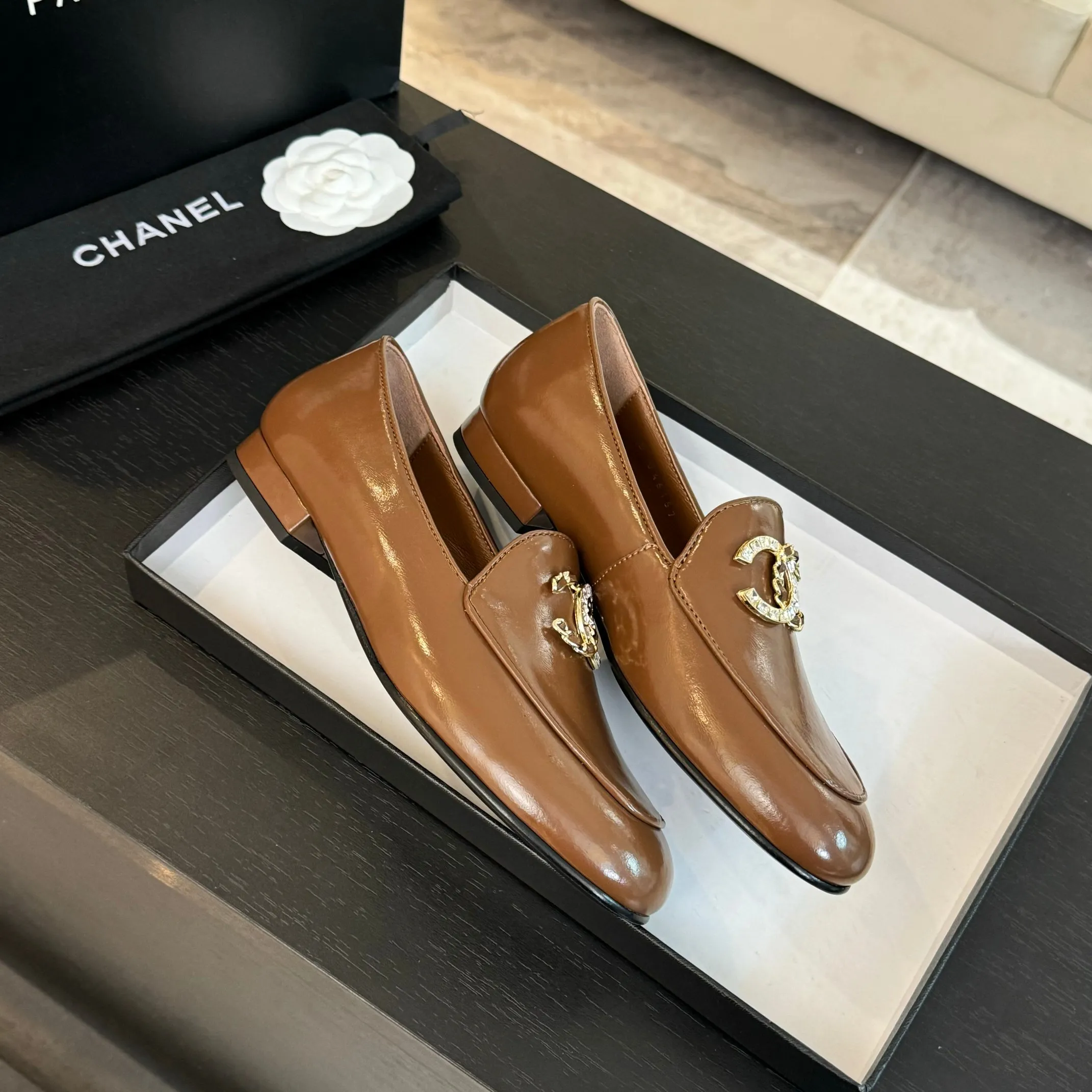 👟👟Ex-factory price 600👟👟 Purchasing-grade CHANEL Xiaoxiang classic retro shoes. I liked this pair at first sight. The design of the upper is very special. The classic hardware buckles embellished with Xiaoxiang are very CHANEL style. It has a high-end feel. The upper feet are very comfortable and soft. The feet are not afraid of being good-looking and comfortable. They are invincible when paired with mid-calf socks, skirts and trousers. It looks simple in style, but it has the effect of elongating the legs immediately on the feet, which is simple and does not lose personality. Adds a touch of coolness. Upper: imported mixed-breed lambskin. Lining: mixed-breed sheepskin. Soft, sweat-absorbent and breathable! Hardware: Exclusive original 1:1 mold development! Long-lasting and does not soften! Outsole: Genuine leather outsole imported from Italy. Height is about 2.5cm. Different market currency. We are different. Size: #34-42 (34 40 41 customized, non-refundable)